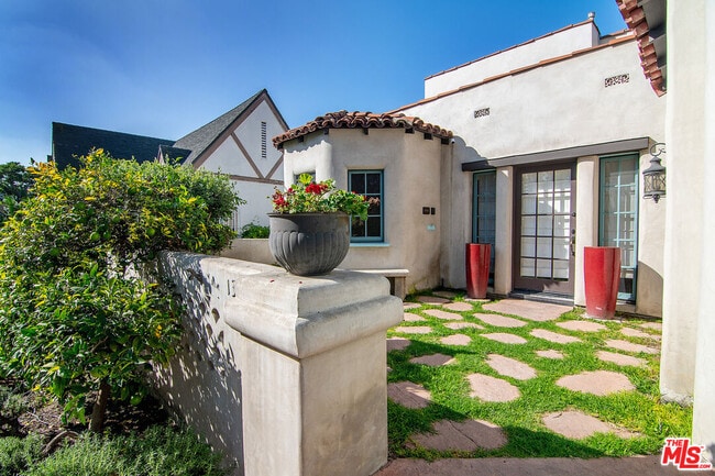 Building Photo - 131 S Martel Ave