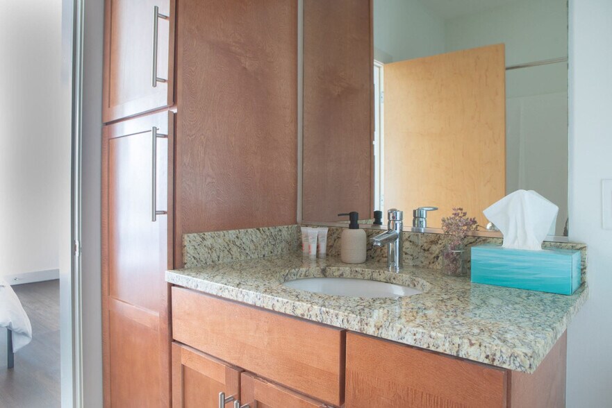 Building Photo - 1040 N Cass St