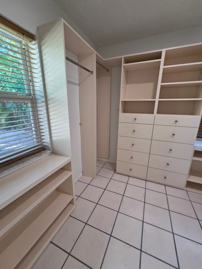 Building Photo - 1008 Macy St