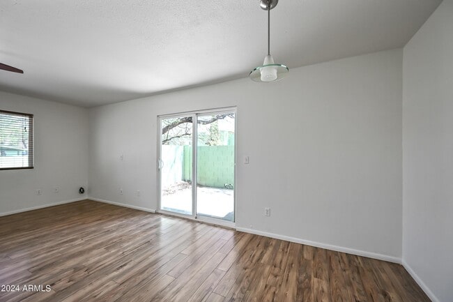 Building Photo - 729 E Cochise Dr