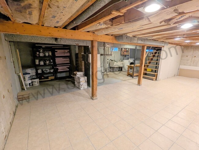 Building Photo - Amazing Location!