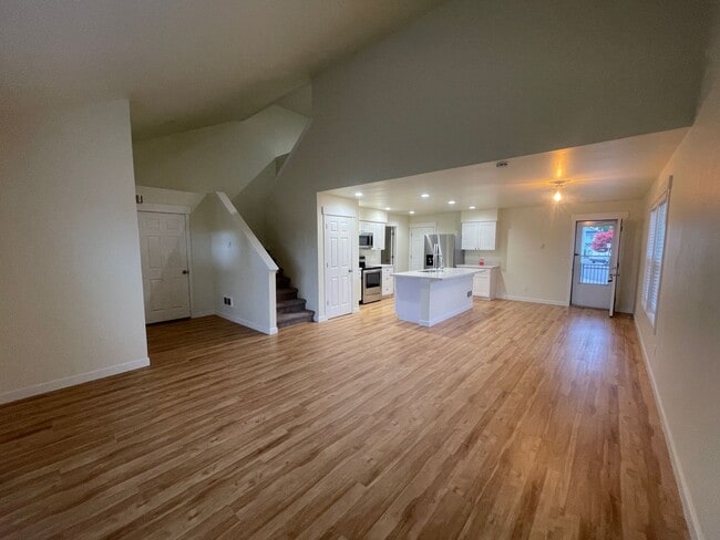 Building Photo - 2 story 3 bedrooms and  2 1/2 bath!