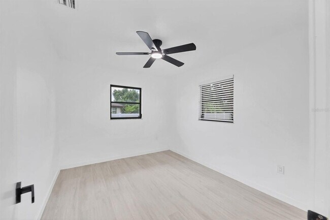 Building Photo - 948 Andrews Ave NW