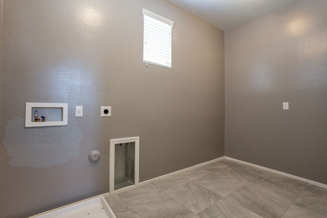 Building Photo - Move In Ready! Three Bedrooms - Beautiful ...