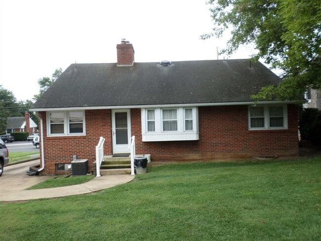Building Photo - Great house very close to JMU!