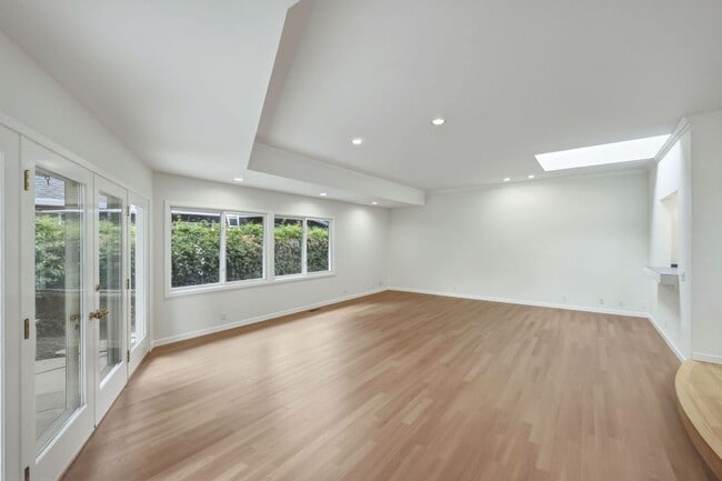 Building Photo - Upgraded 4 Bed, 2 Bath Home on Charming Tree Lined Street in Desirable Crescent Park