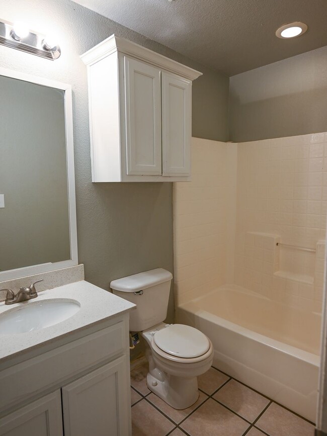 Building Photo - 606 N Sewell Dr