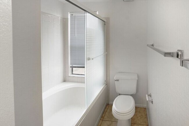 Building Photo - Stylish & Bright 3-Bed Oasis with Desert B...