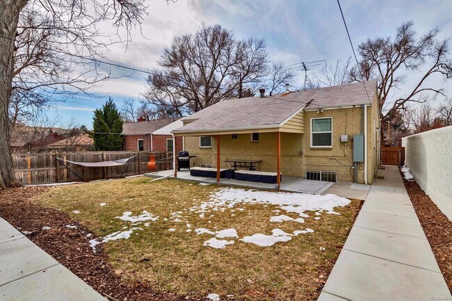 Building Photo - Gorgeous Home in Great Neighborhood! Licen...