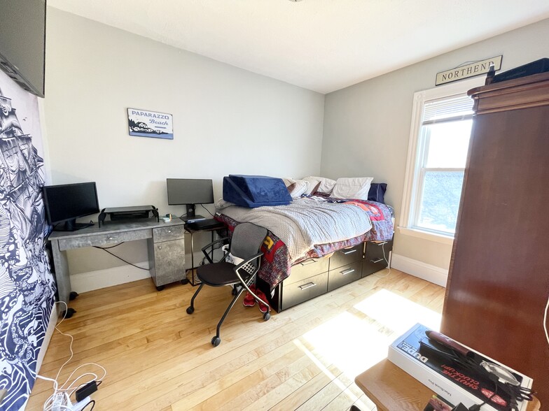 Building Photo - 24 Pond St