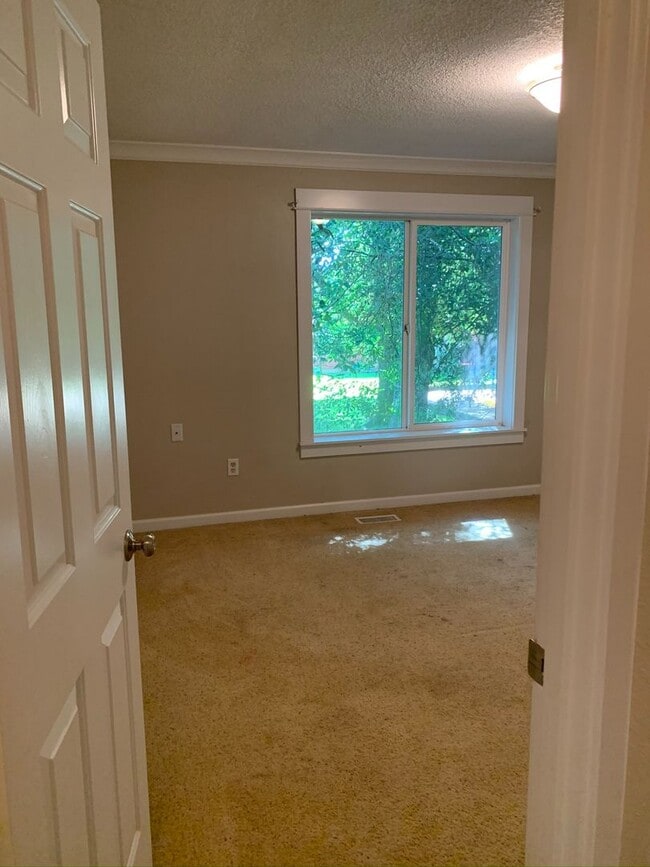 Building Photo - Large Four Bedroom House in Newberg