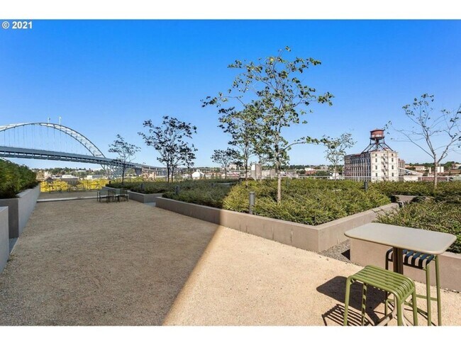 Building Photo - The Vista - 2 bed/2.5 bath Pearl District Condo w/parking/storage/concierge/most utilities/amenities