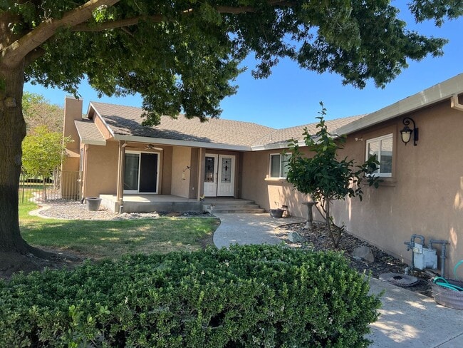 Building Photo - Stunning Country property in Oakdale!