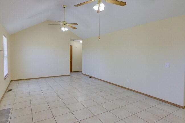 Building Photo - 3 Bedroom in Republic Schools!