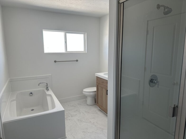 Building Photo - 1402 N Mdw Ln