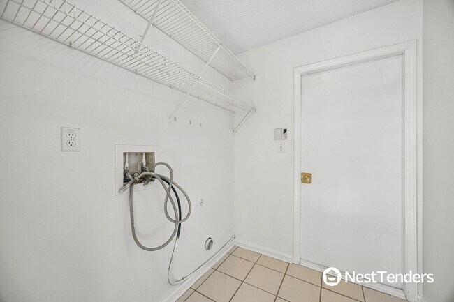 Building Photo - Great Location Near Town Center!