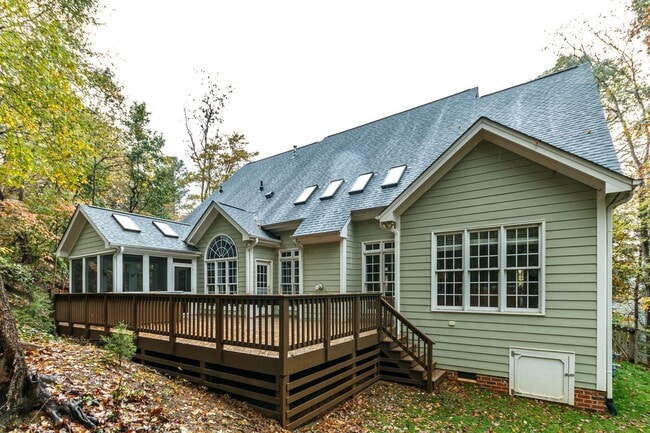 Building Photo - Stunning 5 bedroom 3 bath Carrboro Home with Fenced Yard and Hot Tub!