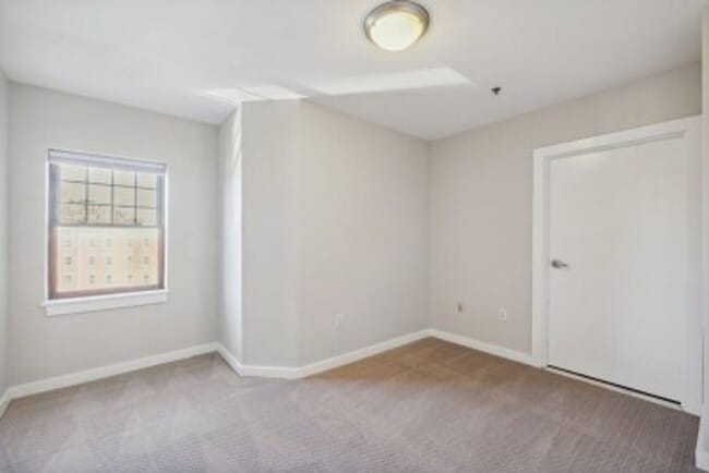 Building Photo - Kenmore Sq - 2 Bed 2 Bath  9/1