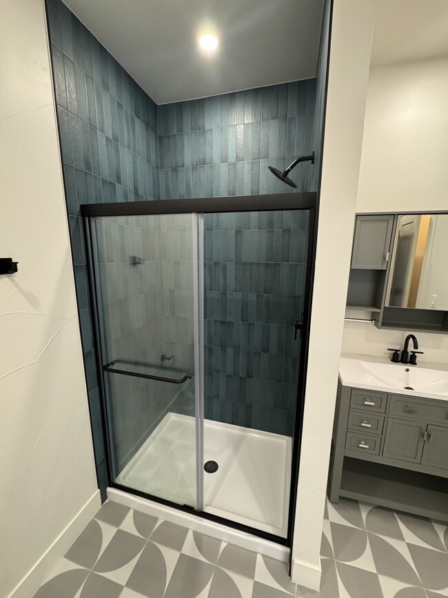 Building Photo - 715 W 9th Ave