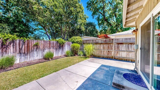 Building Photo - Rincon Valley Single Level, Landscaper Included!