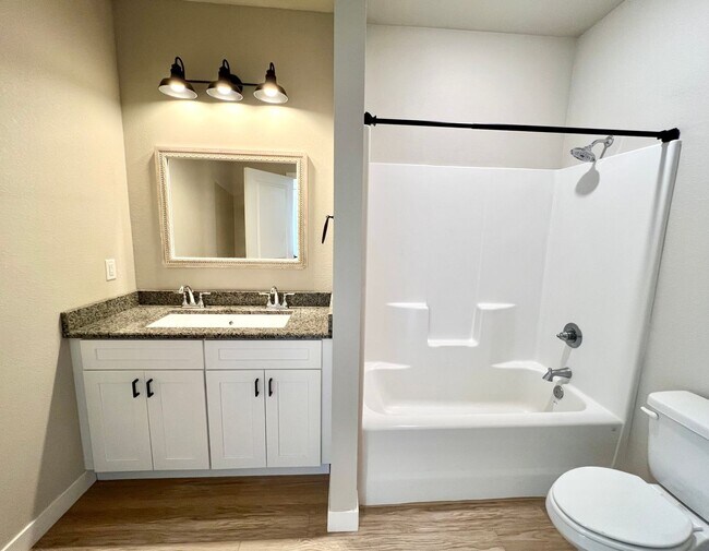 Building Photo - Modern Townhome with STUNNING Views in West MHK