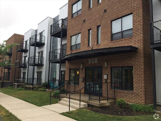 Primary Photo - 908 Perry St