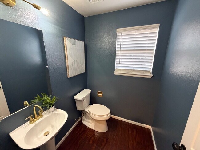 Building Photo - "4-Bedroom Home with 2.5 Baths in Picturesque Highlands Ranch! - Large private back yard!"
