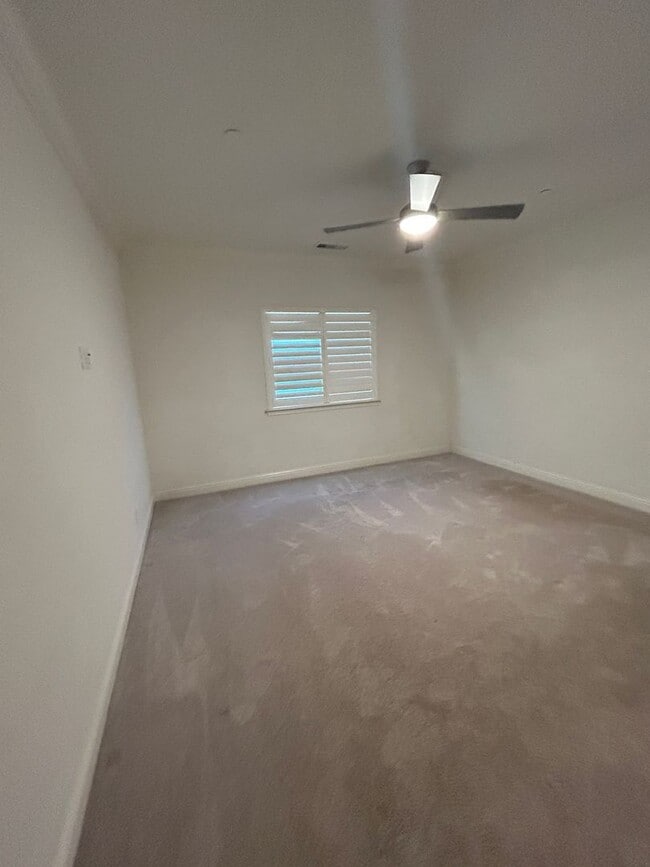 Building Photo - Don't miss out newer 4 bedroom 2 bath in K...