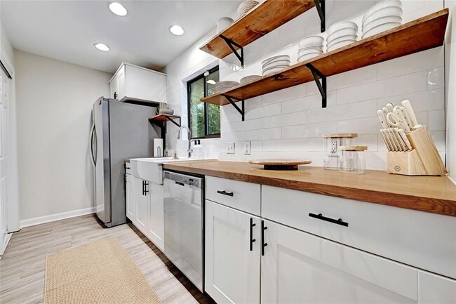 Building Photo - 2511 Friar Tuck Ln