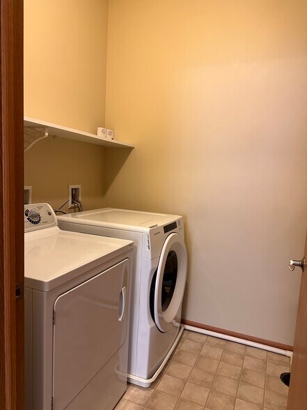 Building Photo - 1065 Reimer Rd