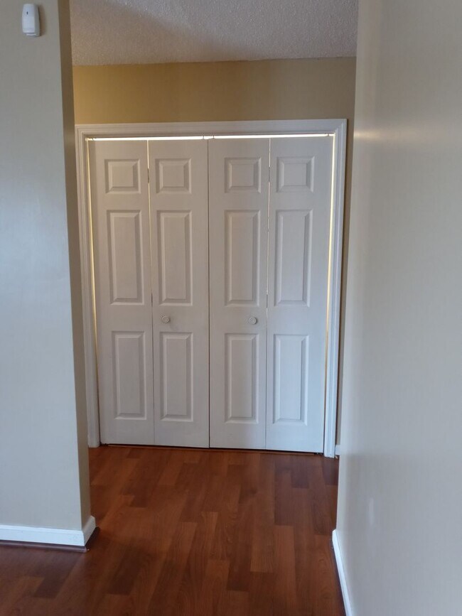 Building Photo - 3 bd/ 2 ba located MINUTES from Fort Bragg! Quiet Neighborhood!