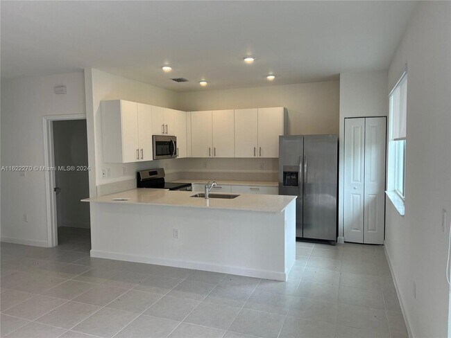 Building Photo - 714 SE 13th Ct