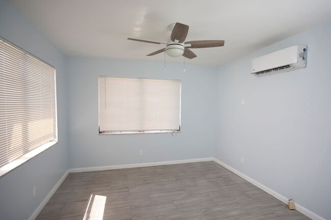 Building Photo - Move-In Ready 3/2 with Driveway & Backyard...