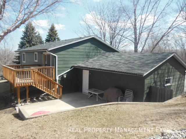 Building Photo - 3 Bedroom 2 Bathroom Home with a Fireplace...