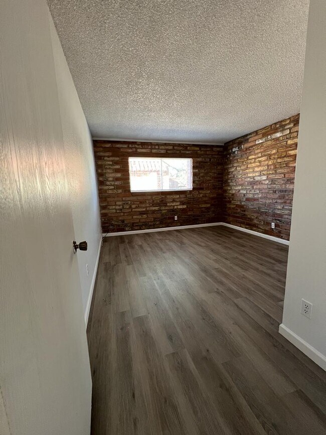 Building Photo - 3054 N Cherry Ave