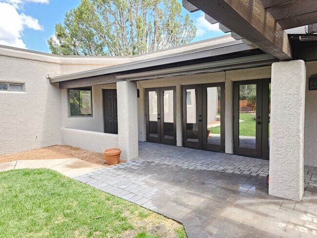 Building Photo - Beauty on Bowstring Drive