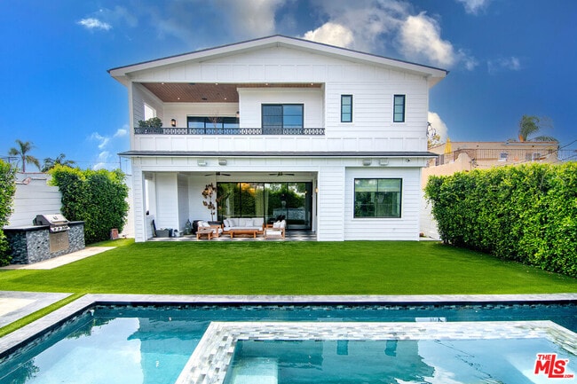 Building Photo - 418 N Poinsettia Pl