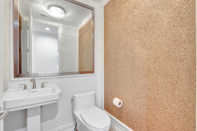 Building Photo - 17565 Ashbourne Ln