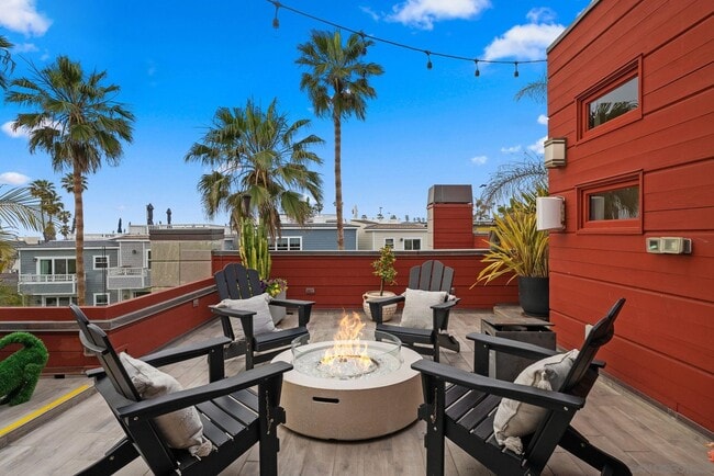 Building Photo - 257 Playa Del Sur St