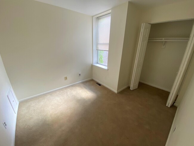 Building Photo - 514 14th St NE