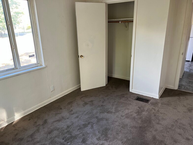 Building Photo - 1116 W Grand Ave