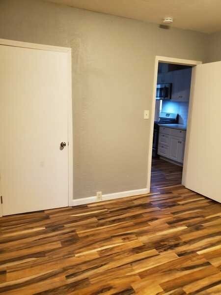 Building Photo - 304 Ruberto St