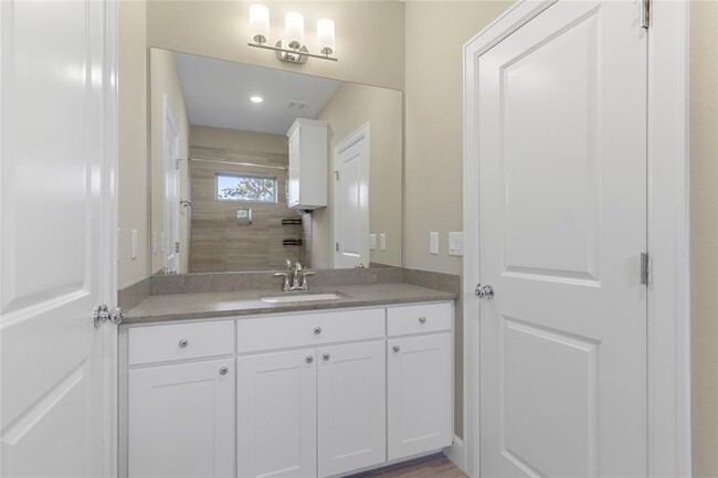 Building Photo - 811 Shallow Hollow Dr