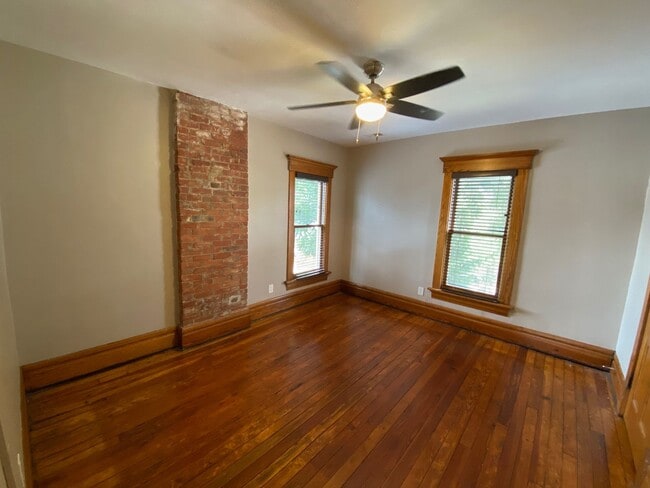 Building Photo - Huge Brick House! Free Parking!