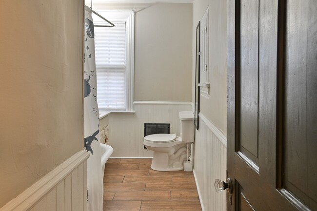 Building Photo - Large 5 Bedroom on Peffer