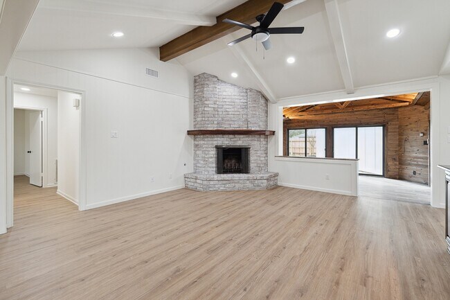 Building Photo - 9719 Springmont Dr