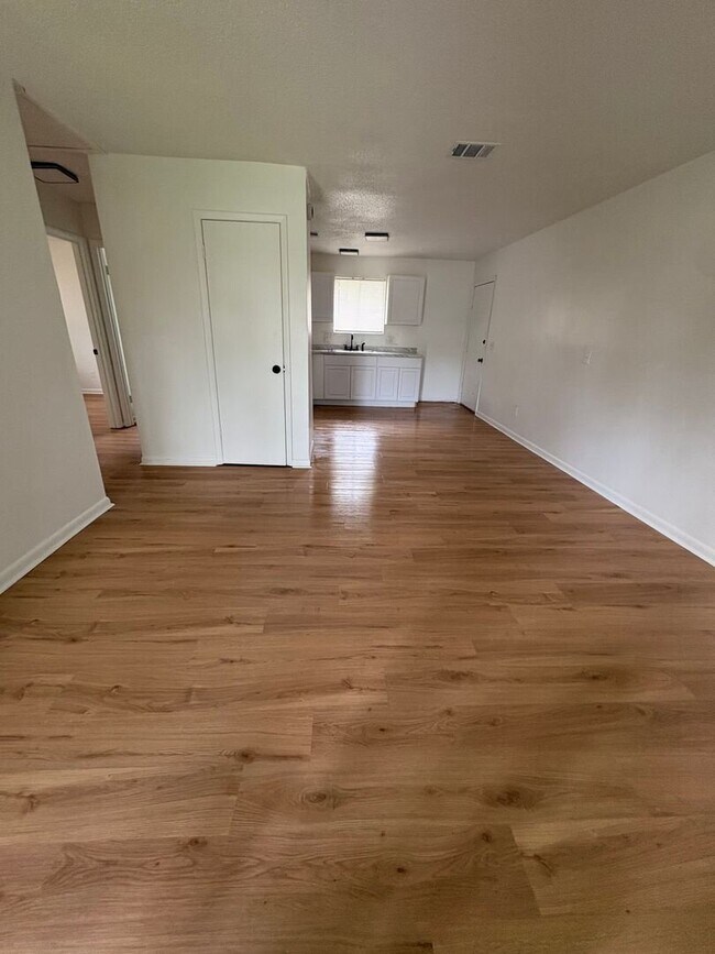 Building Photo - 2 Bed/ 1 Bath Available Now on the Westside!