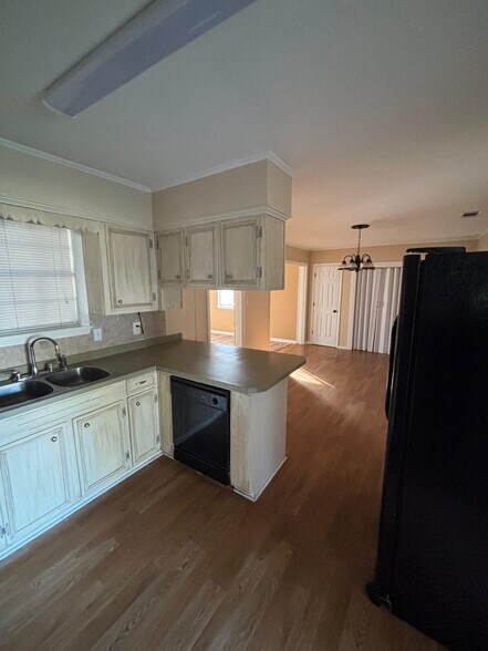 Building Photo - 14 Sara Forest Dr