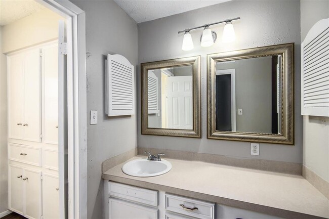 Building Photo - 22807 Canyon Lake Dr