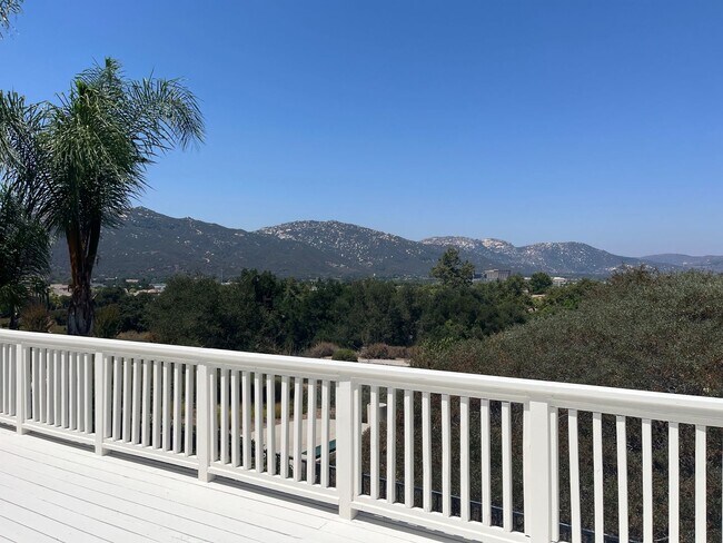 Building Photo - Gorgeous 5 bedroom, 3 bath plus Loft - Mou...